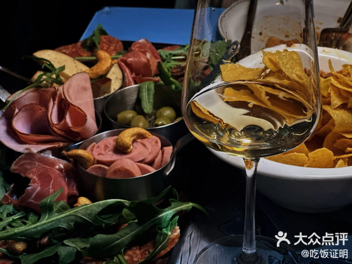 Kitchen fire and cooking at Ravens Blackmoon Beijing